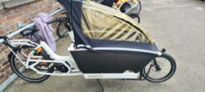 Cargobike mit Regenschutz