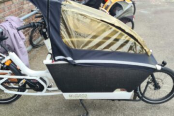 Cargobike mit Regenschutz