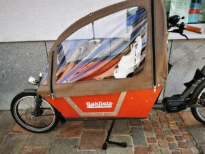 Bakfiets mit Regenschutz