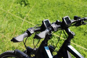 E-Bikes unter 3000€ glänzen mit hochwertigen Komponenten